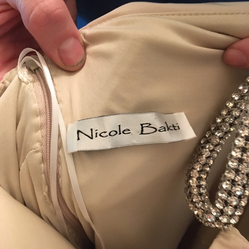 Nicole Bakti one shoulder dress cream size 6 - Picture 4 of 4